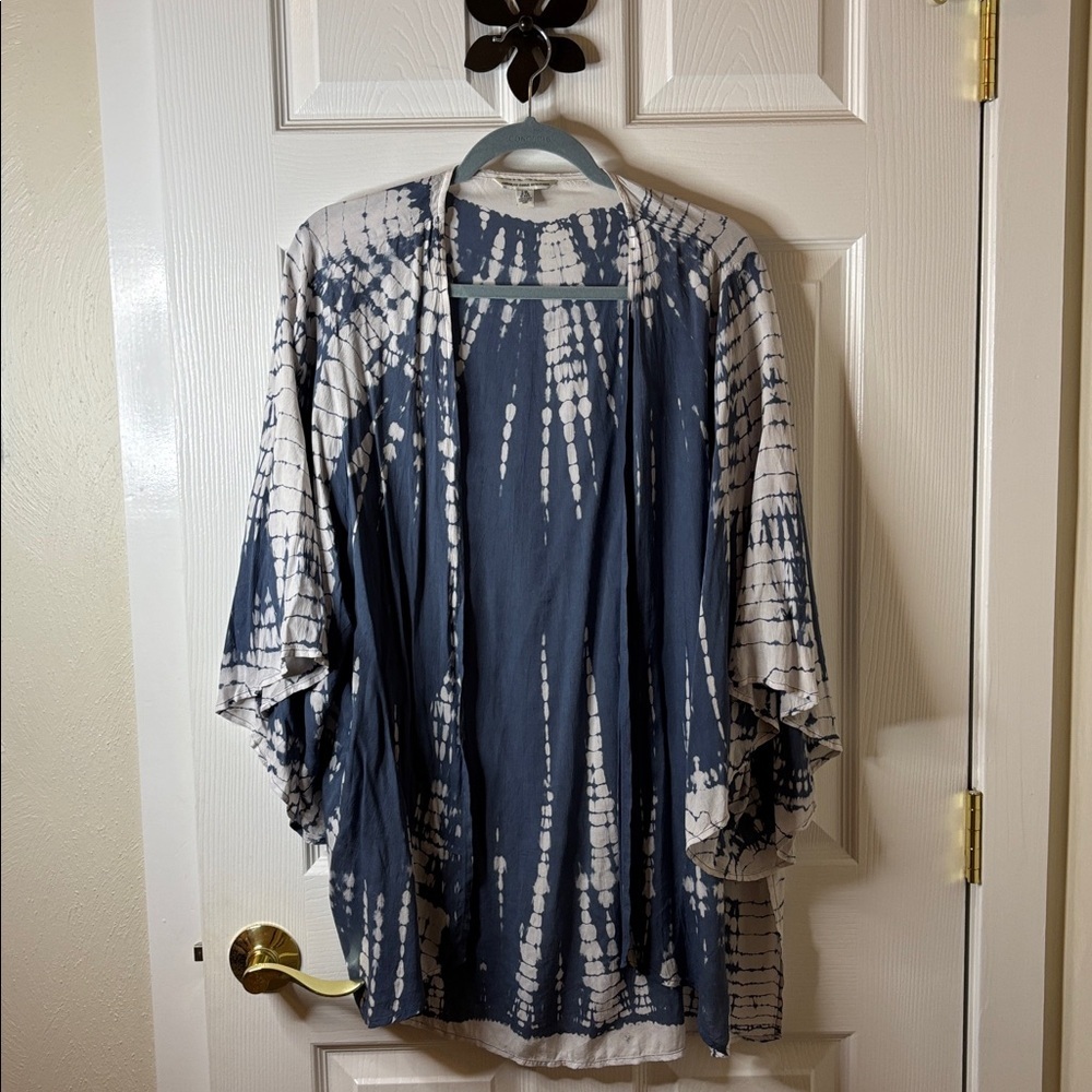 American Eagle Outfitters Blue and White Patterned Kimono 33” long Open & Flows